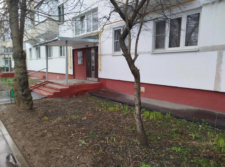 ул. Люблинская, д. 8 и ул. Садовая, д. 9 — покрасили цоколи и входные группы