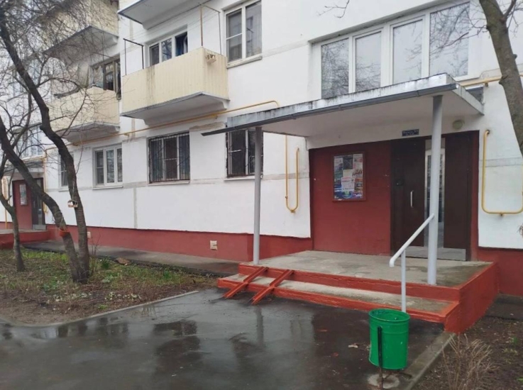 ул. Люблинская, д. 8 и ул. Садовая, д. 9 — покрасили цоколи и входные группы