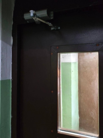 ул. Чапаева, д. 12 — отремонтировали доводчик входной двери