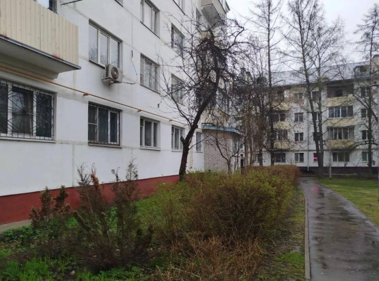 ул. Люблинская, д. 8 и ул. Садовая, д. 9 — покрасили цоколи и входные группы