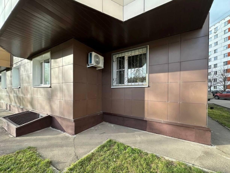 ул. Люблинская, д. 8 и ул. Садовая, д. 9 — покрасили цоколи и входные группы