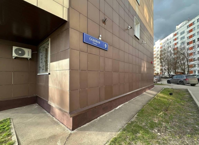 ул. Люблинская, д. 8 и ул. Садовая, д. 9 — покрасили цоколи и входные группы