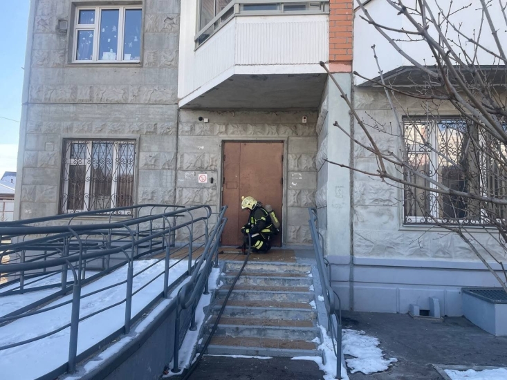 ул. Авиаконструктора Петлякова, д. 21 — устранили последствия возгорания из-за брошенного непотушенного окурка