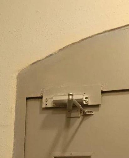 ул. Московская, д. 2, подъезд 1 — заменили доводчик входной двери