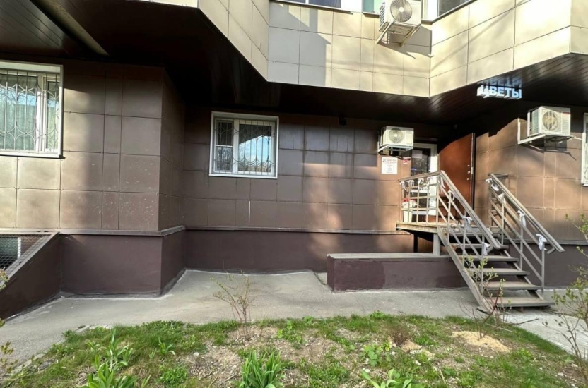 ул. Люблинская, д. 8 и ул. Садовая, д. 9 — покрасили цоколи и входные группы