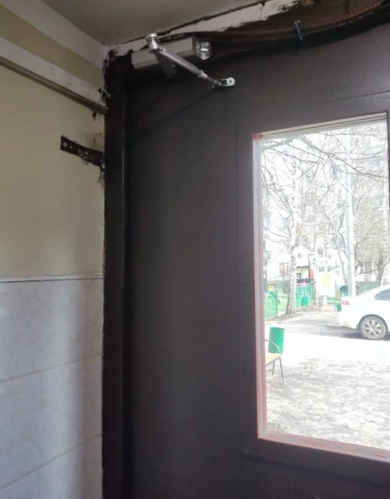 ул. Высотная, д. 4А — восстановили доводчик