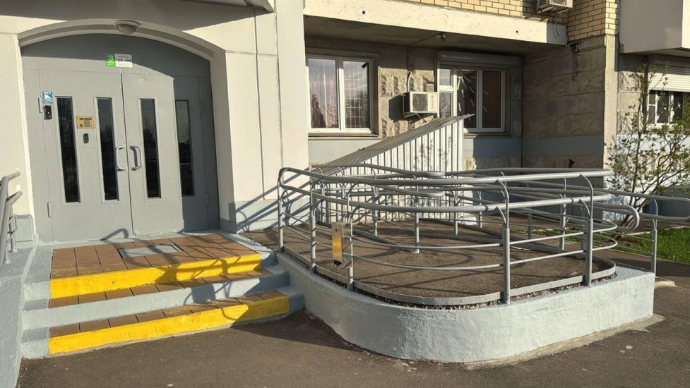 ул. Авиаконструктора Петлякова, д. 7 и 9 — проводили подготовку домов к весенне-летнему периоду: убирали подвалы и чердаки, промывали фасады и домовые знаки, красили цоколи и входные группы