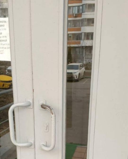 ул. Георгиевская, д. 11, подъезд 1 — заменили стекла на входной двери