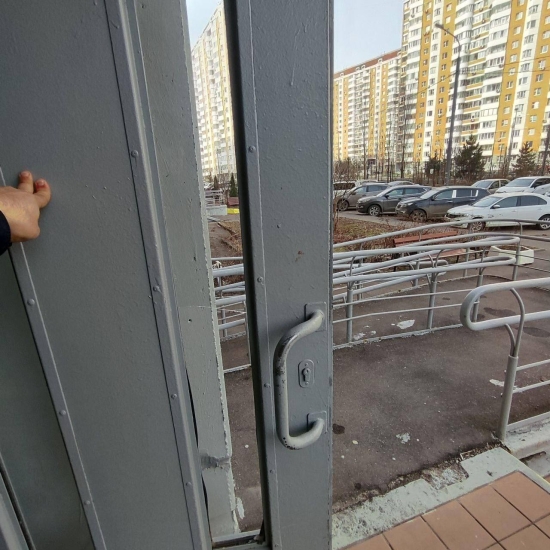 ул. Георгиевская, д. 11, подъезд 1 — заменили стекла на входной двери