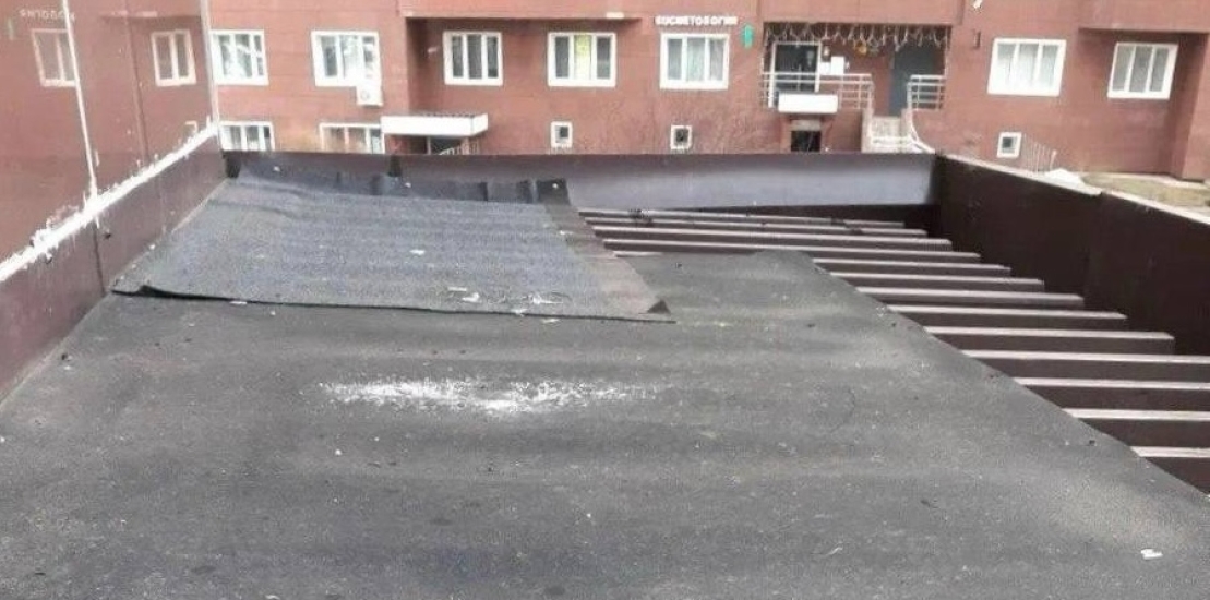 Южный квартал, д. 7 — отремонтировали козырек подъезда