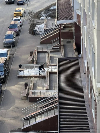 Южный квартал, д. 7 — выполнили уборку козырьков подъездов