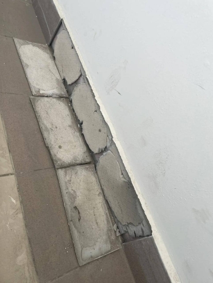 Южный квартал, д. 7 — отремонтировали бордюрную плитку